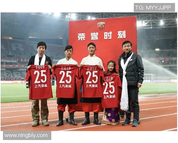 足球明星亲笔签名传递温暖球迷心中的珍贵记忆与梦想