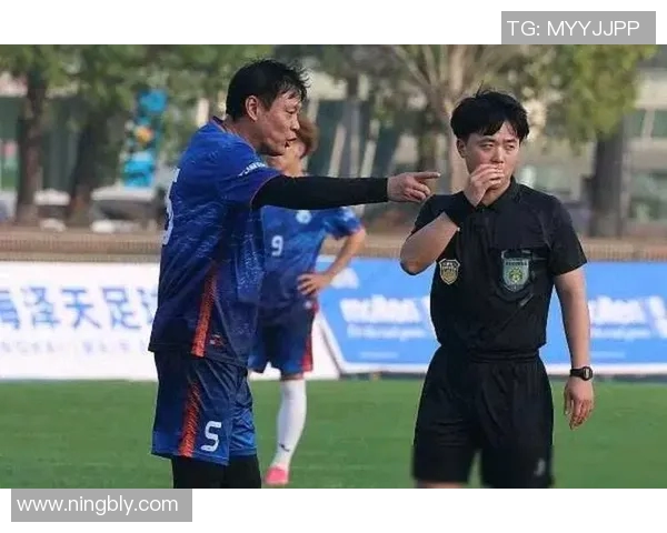 足球明星如何在赛场上展现自我实力与职业精神的真实故事